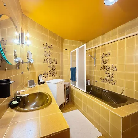 Grand Avec Jardin Privatif A *