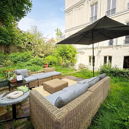 Grand Avec Jardin Privatif A *