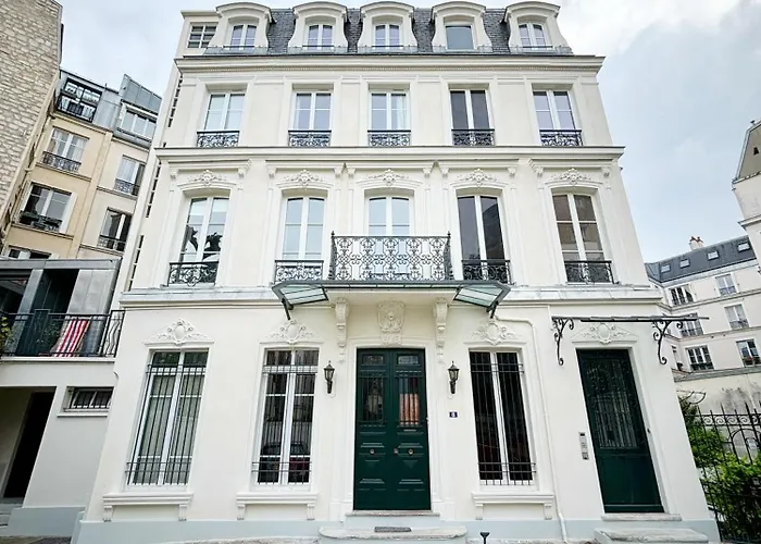 Grand Avec Jardin Privatif A *