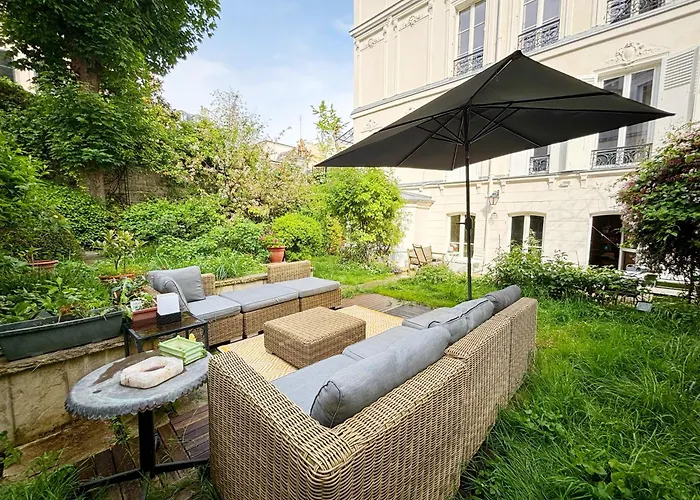 Grand Avec Jardin Privatif A *